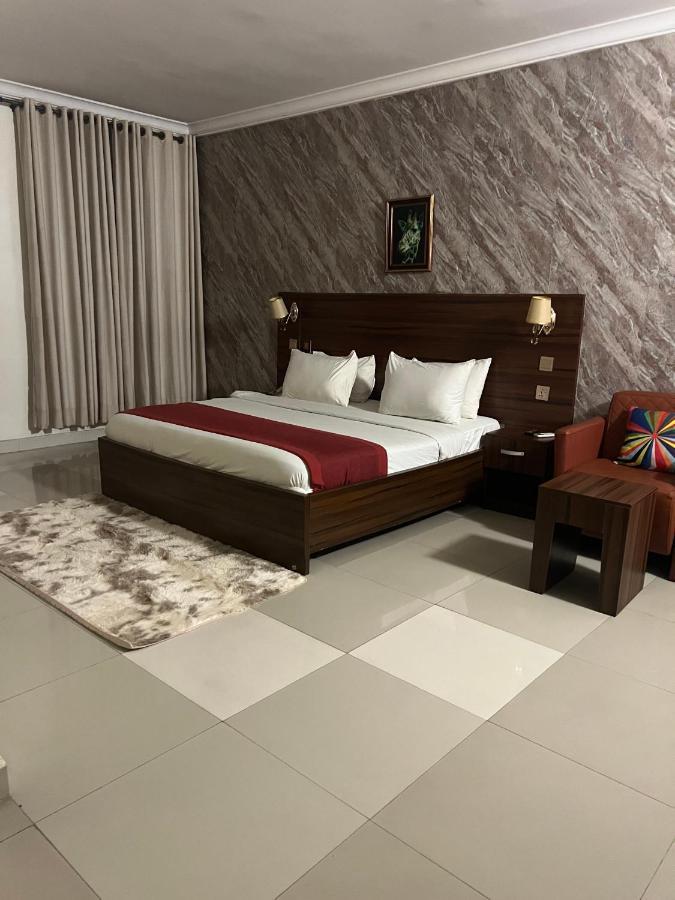 Posh And Victoria Island Отель 3*
